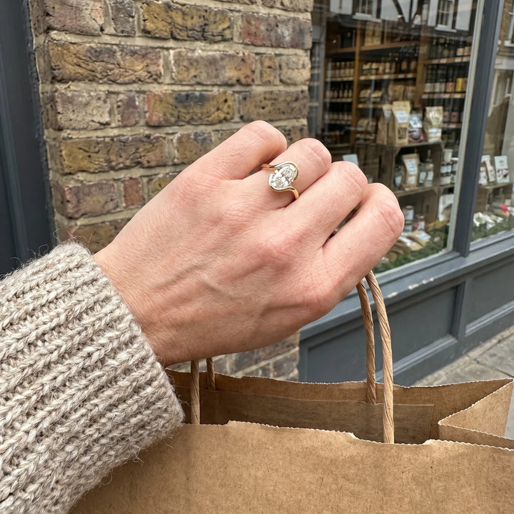 Elegant Oval Moissanite Statement Ring – Sculpted Gold Band &amp; Brilliant Center Stone